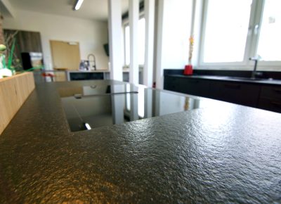 kuechenstudio3_kochfeld_arbeitsplatte_web_sehr_hell