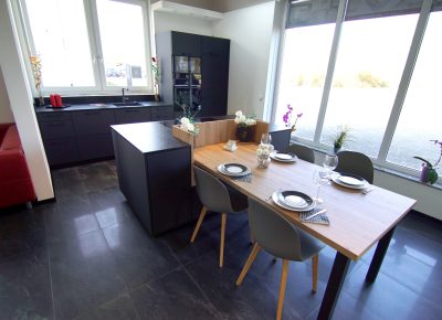 kuechenstudio3_schwarze_kueche_essplatz_1_web_sehr_hell