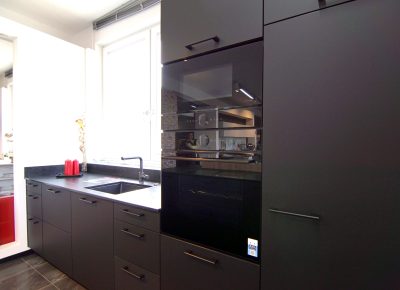 kuechenstudio3_schwarze_kueche_zeile_web_sehr_hell